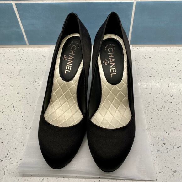 Chanel 2012 Interlocking CC Logo Lagerfeld Satin Crystal Pumps 38.5 Box Dust Bag - Picture 1 of 16